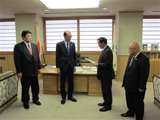 写真：議会改革検討委員会が議長に答申