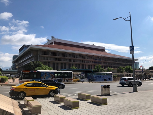 台北駅昼