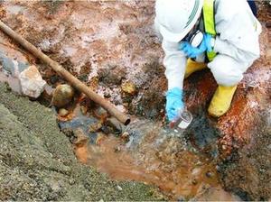 現場内湧水採水の様子