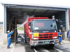 現場内の洗車設備で車両を洗う様子