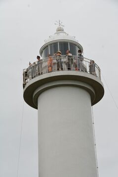 平館灯台に上る来場者