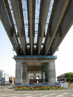 西バイパスを横切る高架橋