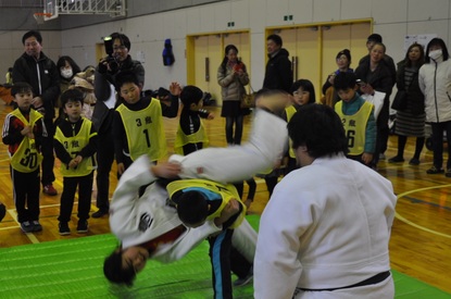 泉浩さんが講師を務める柔道体験