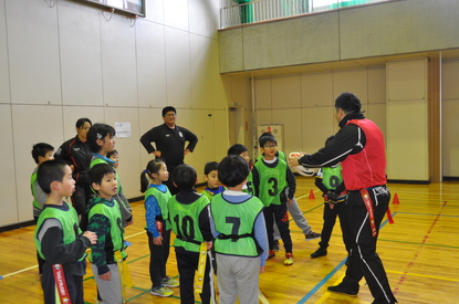 山下祐史さんが講師を務めるタグラグビー体験